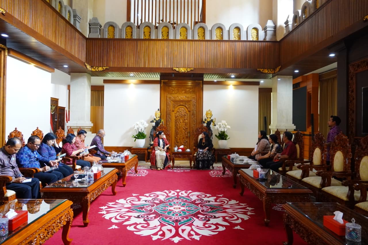 SOSIALISASI: Putri Koster saat menerima audiensi Ketua Yayasan Spirit Paramacita, Putu Ayu Utami Dewi, di Gedung Jayasabha, Sabtu (21/2)