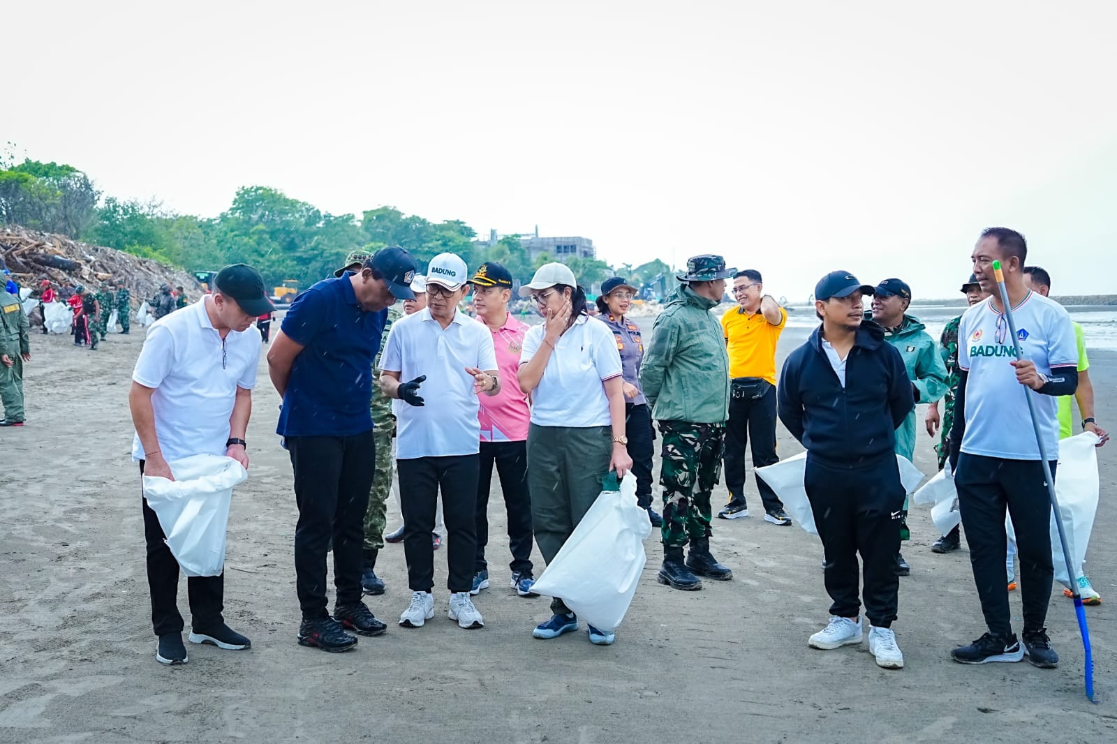 BERSIH-BERSIH: Bupati Adi Arnawa dan Ketua DPRD Badung I Gusti Anom Gumanti saat apel peringatan HPSN dan Korve Bersih Sampah, di Shelter Kebencanaan Baruna, Pantai Kuta, Minggu (22/2).