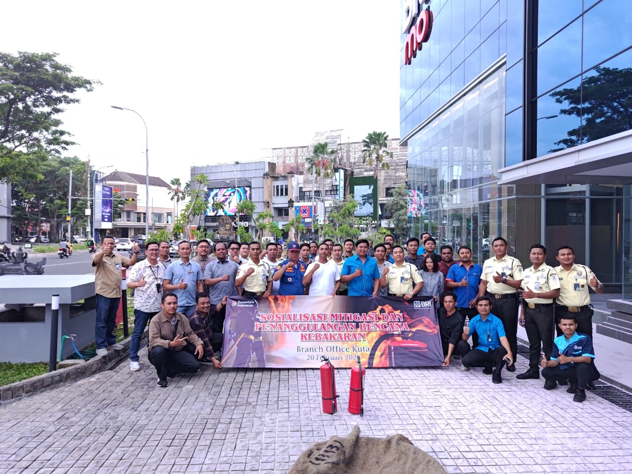 PERSIAPAN: Simulasi penanganan kebakaran digelar di Kantor BRI Branch Office Kuta, Jumat (20/2)