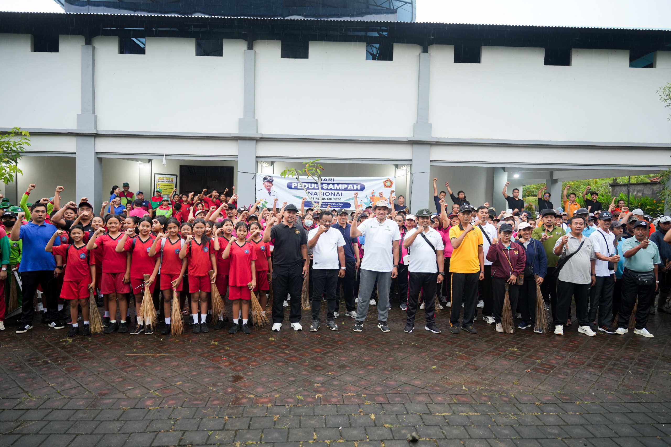 Aksi bersih sampah plastik dalam rangka Hari Peduli Sampah Nasional di wilayah Banjar Angkeb Canging, Desa  Gulingan, Kecamatan Mengwi, Minggu (22/2).