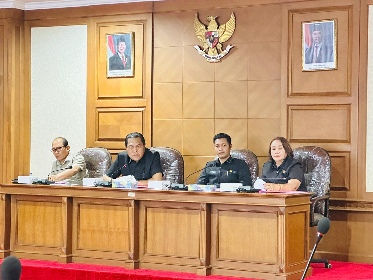 Komisi IV DPRD Badung saat menggelar rapat dengan Dinas Kebudayaan Badung, Senin (23/2).