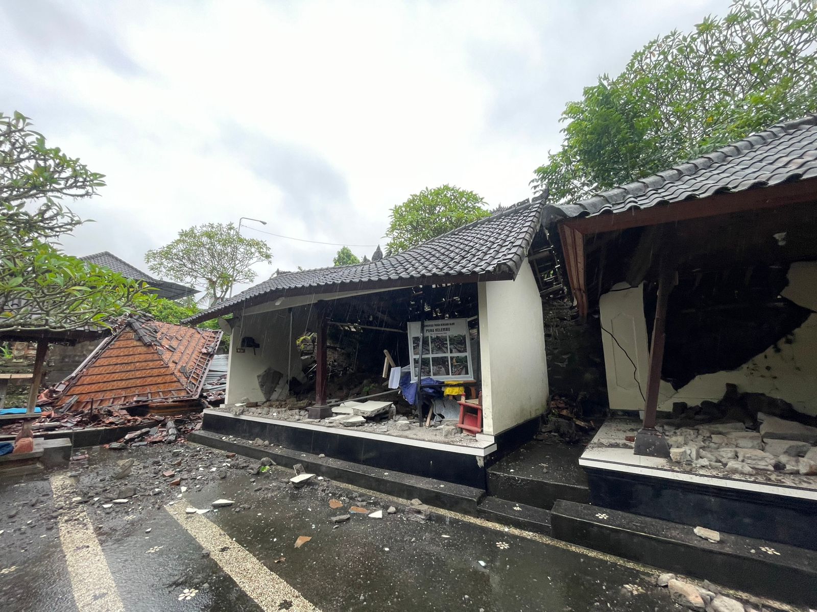 RUSAK : Pura Kelembu Desa Mas, Kecamatan Ubud, rusak pasca terkena longsor.