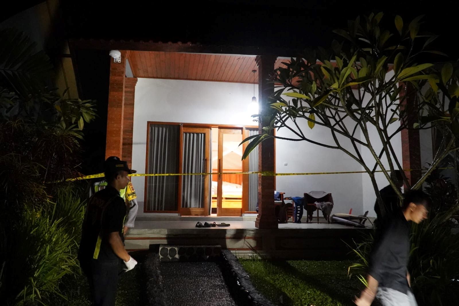 Olah TKP peristiwa WNA Swiss meninggal disebuah villa di Desa Medewi, Kecamatan Pekutatan, Kabupaten Jembrana, Minggu (22/2/2026).