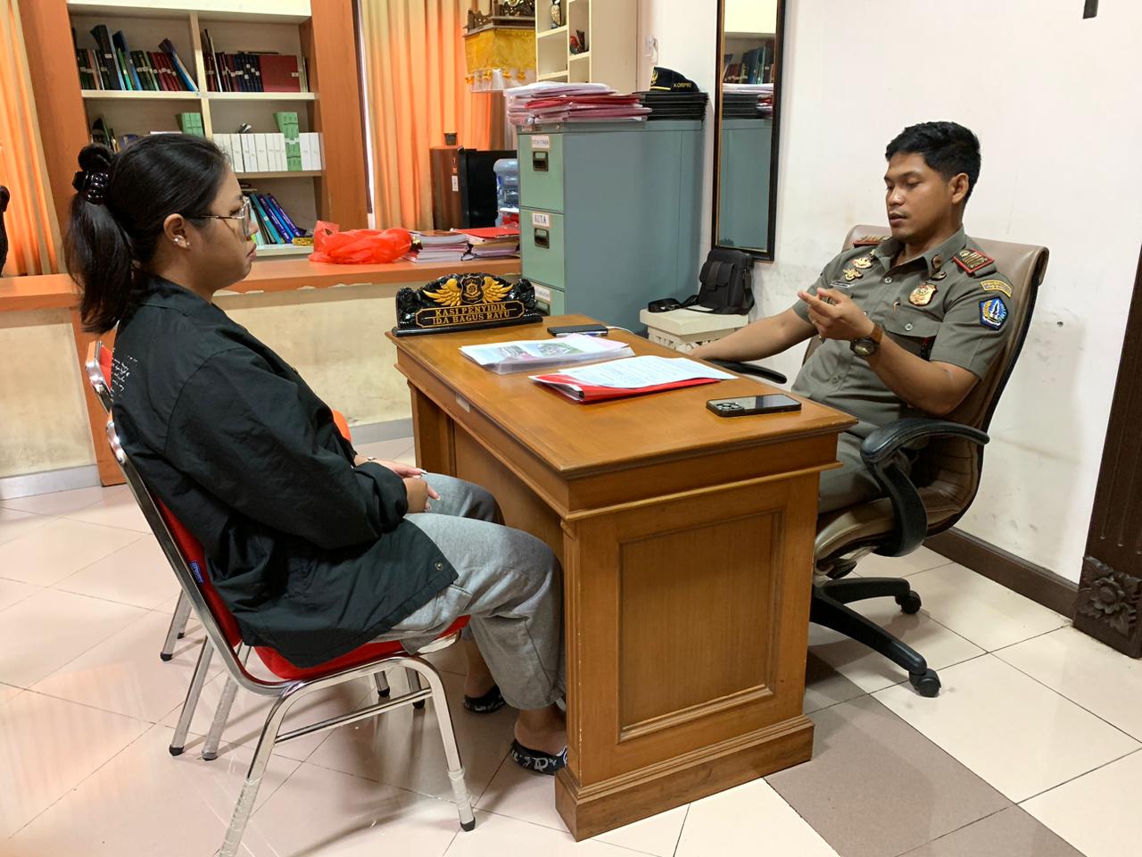 Kasi Penyelidikan dan Penyidikan Satpol PP Badung, Ida Bagus Ratu saat melakukan meminta klarifikasi dari manajemen kondotel di Desa Cemagi, Mengwi, Selasa (24/2).