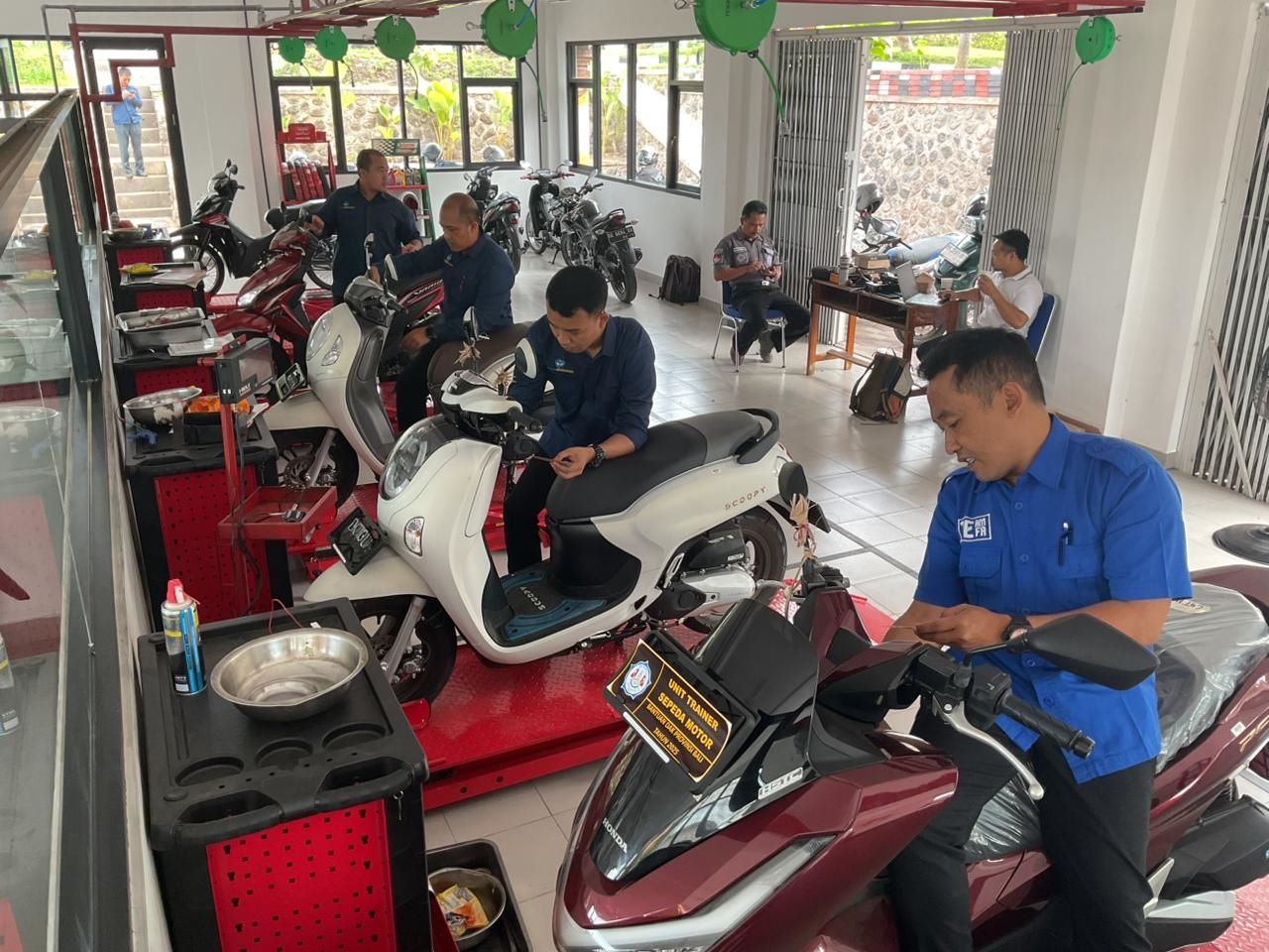 Astra Motor Bali menggelar program Upskilling dan Reskilling Guru Kejuruan Berstandar Industri.