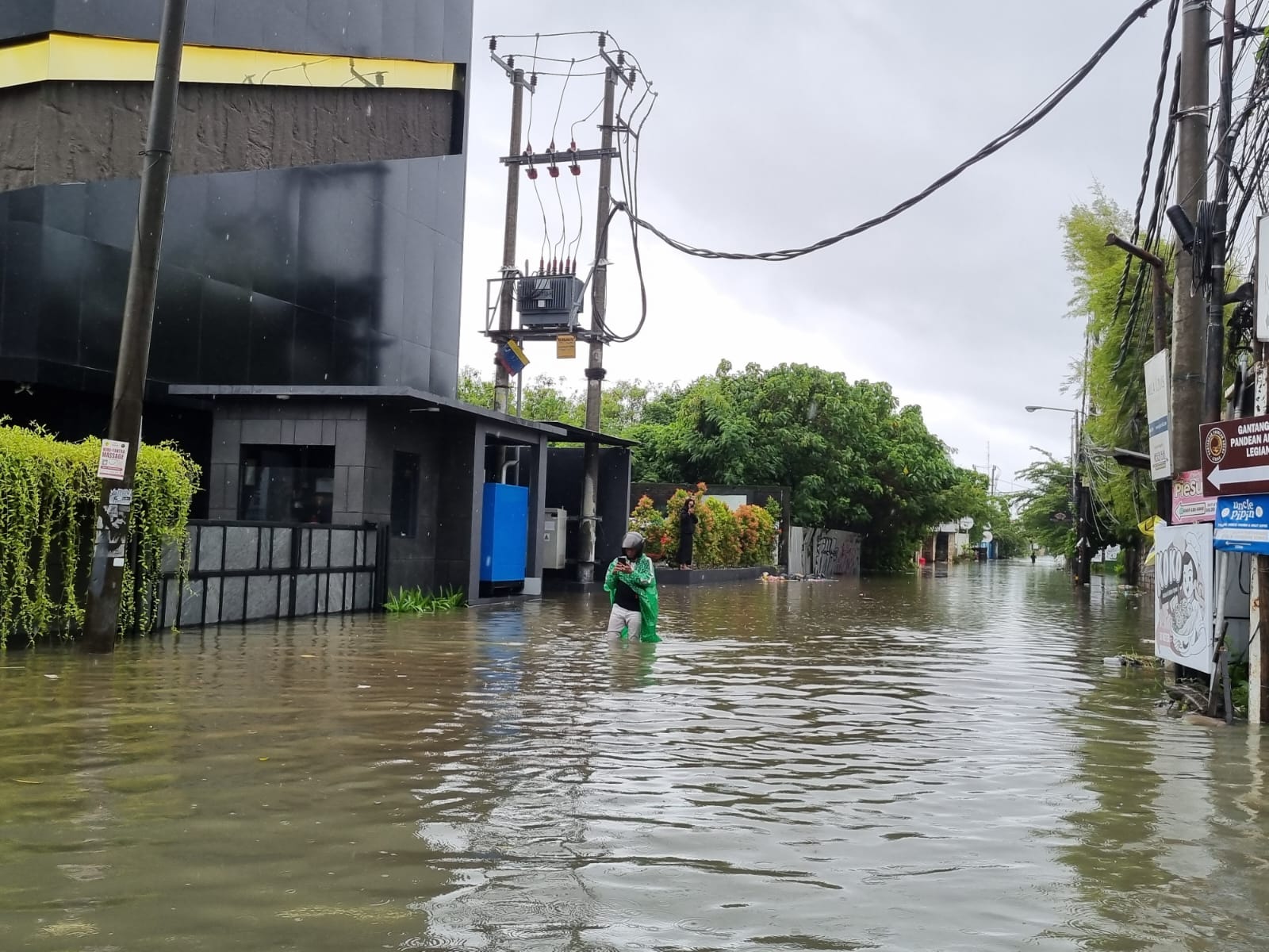 Situasi banjir di Jalan Dewi Sri, Kelurahan Legian, Kecamayan Kuta, Selasa (24/2).