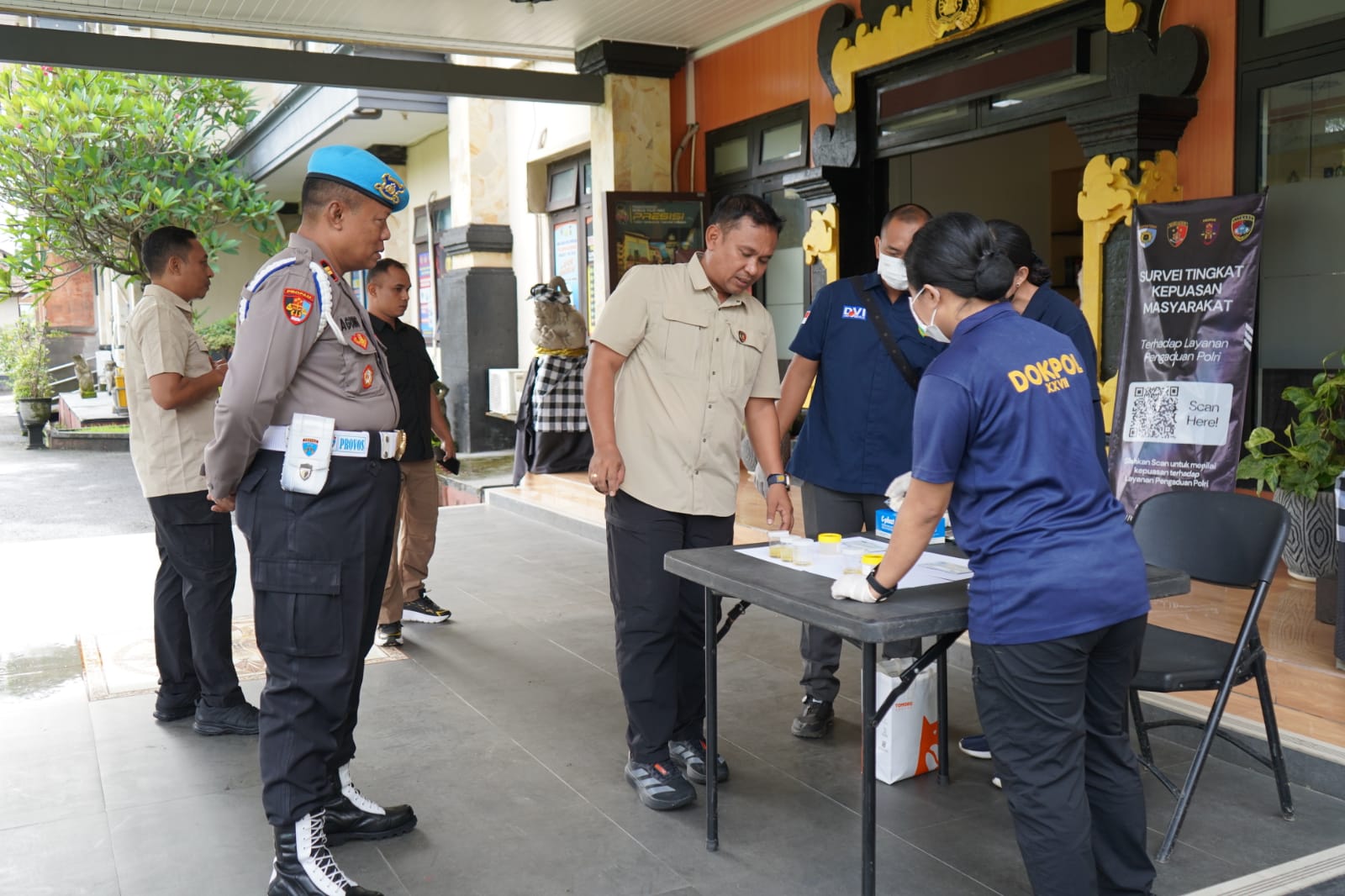 DIPERIKSA : Tes urine personel Polres Gianyar.