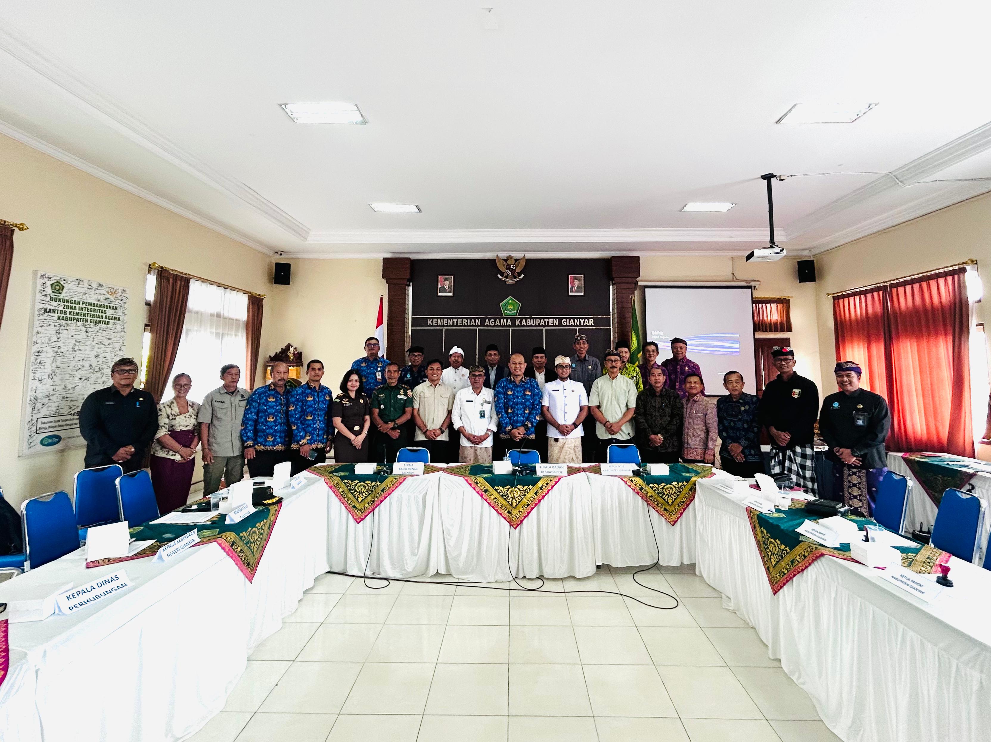 RAPAT : Pelaksanaan rapat sosialisasi imbauan pelaksanaan hari suci Nyepi di Aula Kemenag Gianyar. 