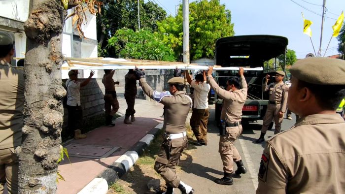 Pembongkaran baliho yang melanggar zona steril di Buleleng.