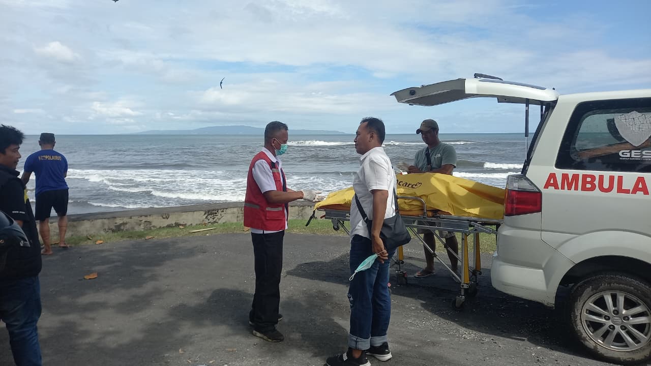 EVAKUASI : Proses evakuasi penemuan potongan tubuh manusia di kawasan Pantai Ketewel.