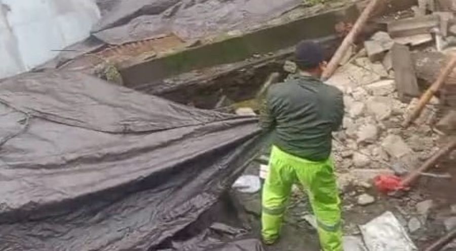 Senderan jebol di Desa Sukawana,  Kintamani menimpa rumah warga, Selasa (24/2/2026).