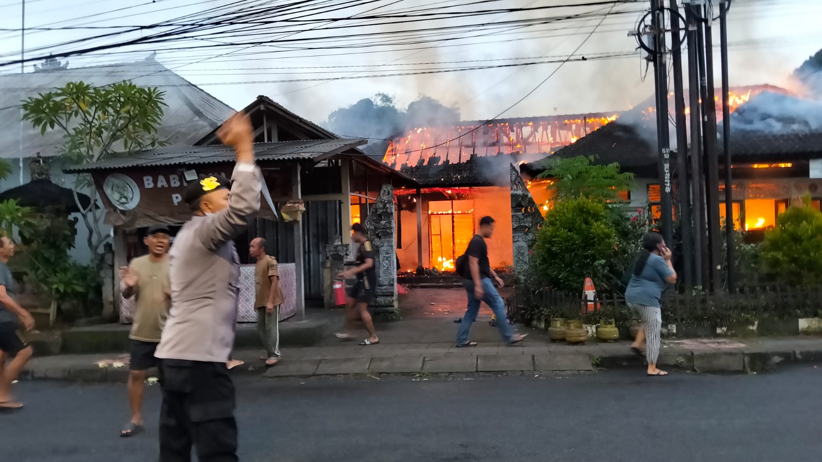 Kebakaran warung makan babi guling dan Kantor LPD Desa Adat Cempaga di Jalan Nusantara, Kelurahan Cempaga, Kabupaten Bangli, Rabu (25/2/2026).