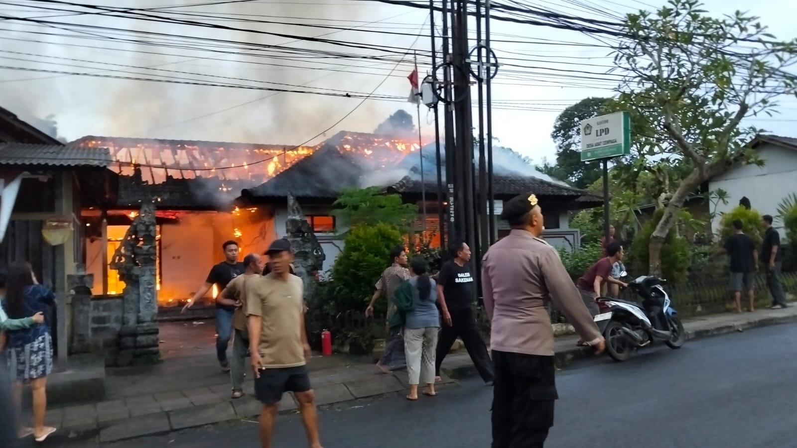 Kebaran warung babi guling dan Kantor LPD Cempaga di Jalan Nusantara, Bangli, Rabu (25/2/2026).