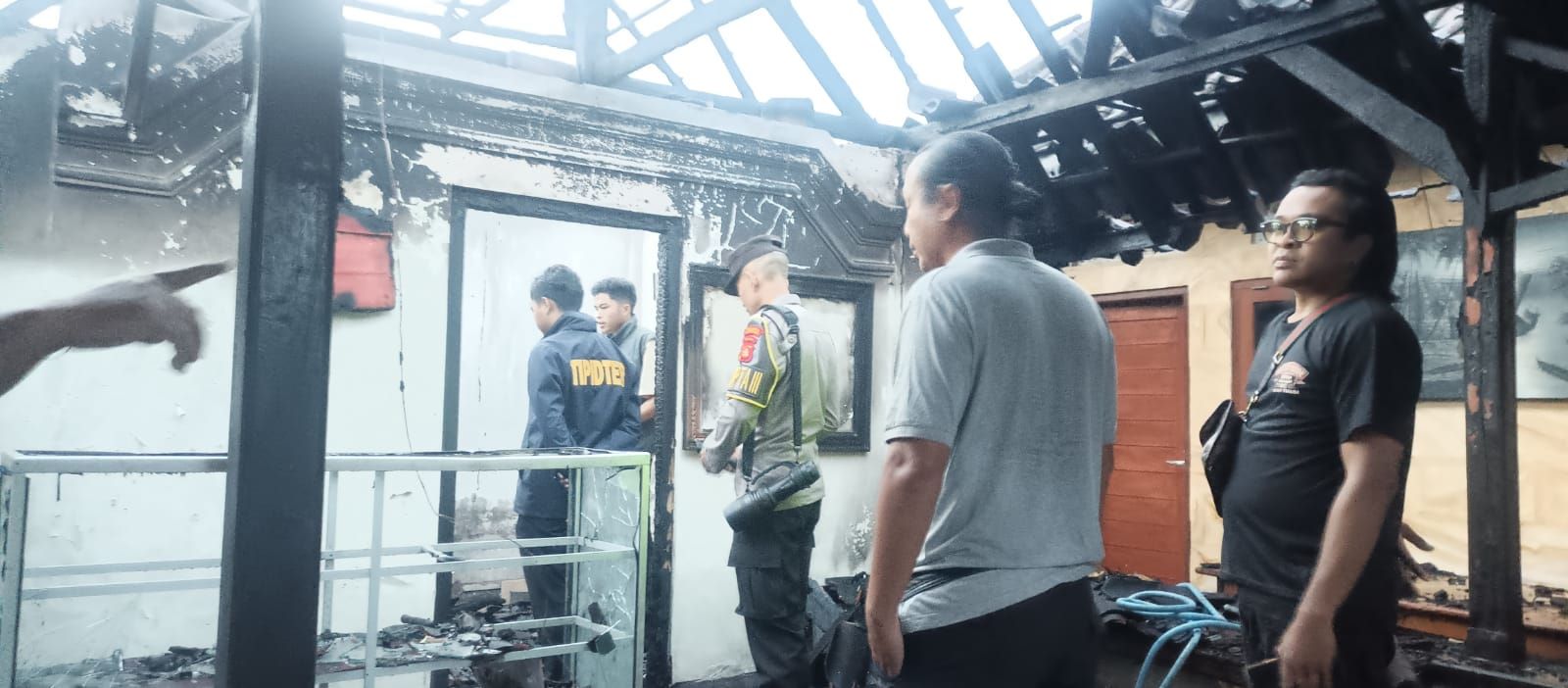 Polisi melakukan olah TKP kebakaran di Budaga, Kelurahan Semarapura Kauh, Klungkung pada Kamis (26/2/2026) dini hari. 