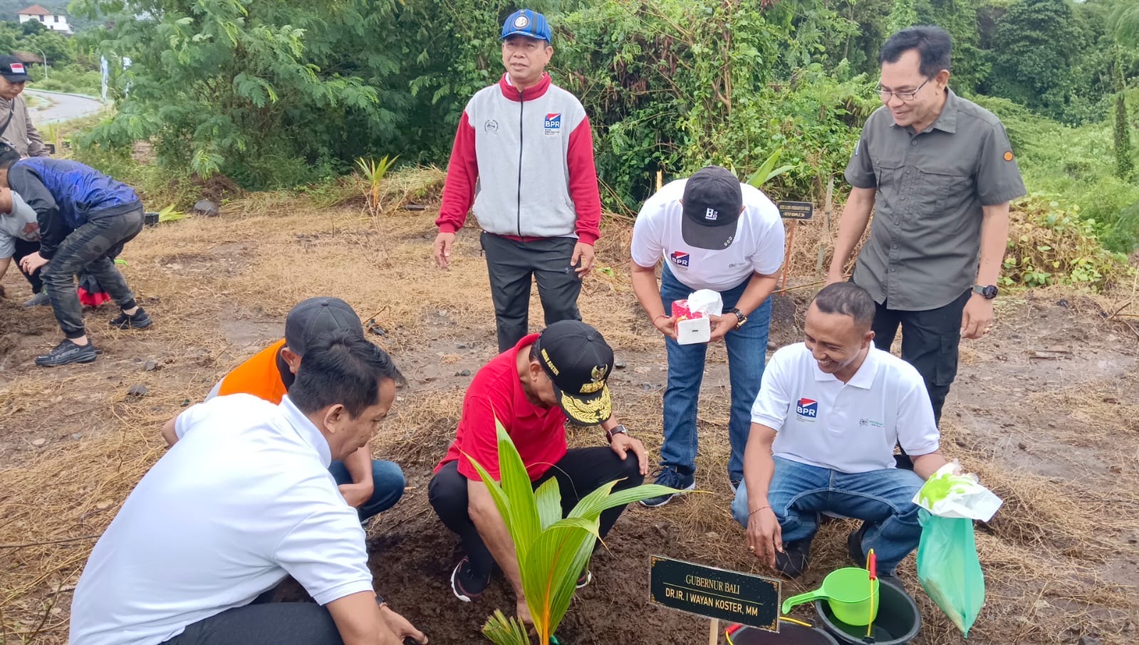 TANAM: Aksi penanaman 1.000 bibit Kelapa Daksina di kawasan Embung Tukad Unda, Desa Gunaksa, Kecamatan Dawan, Kabupaten Klungkung, Jumat (27/2)