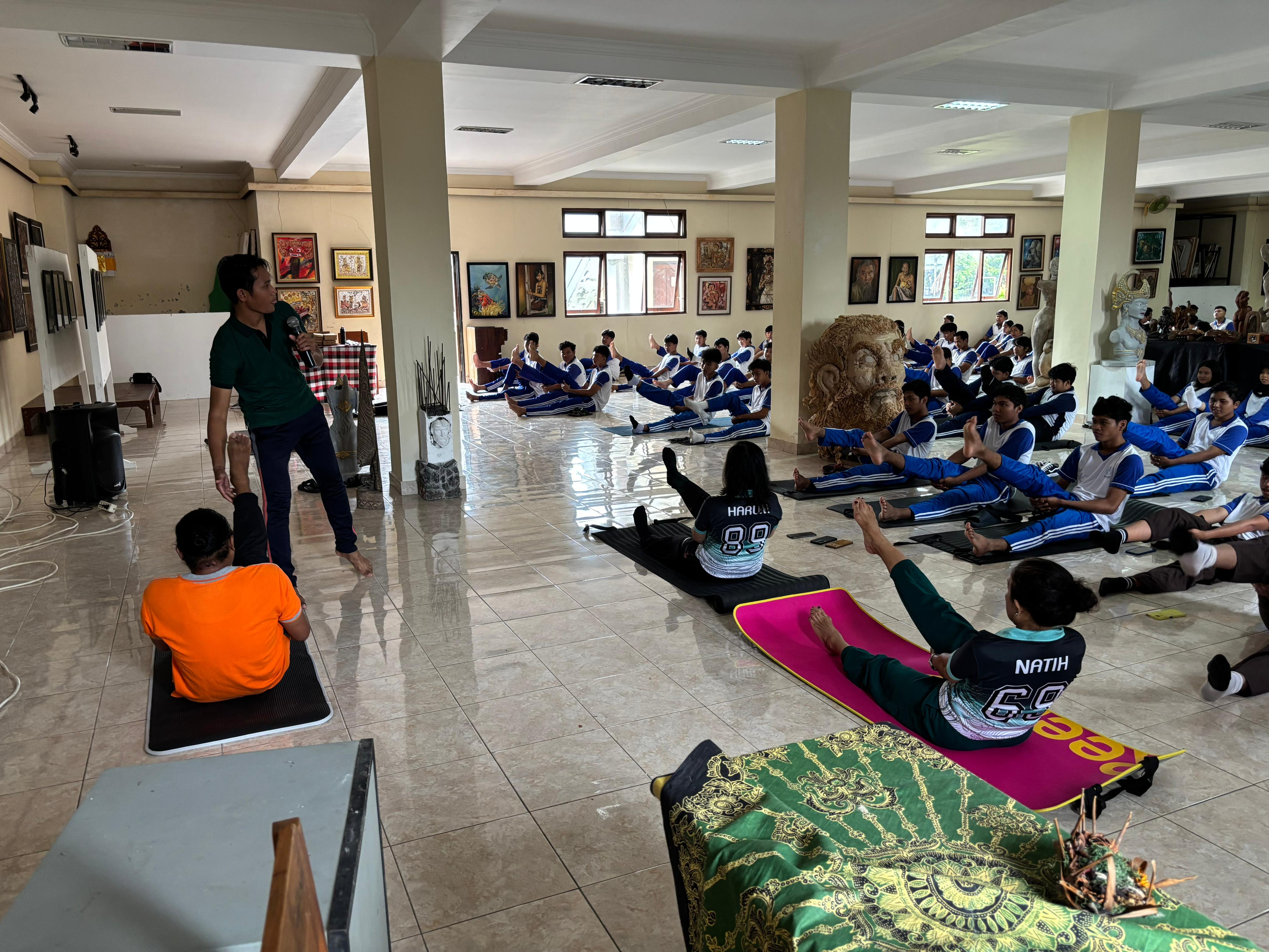 YOGA : Pembinaan yoga di SMKN 1 Sukawati dari Penyuluh Agama Hindu Kemenag Gianyar.