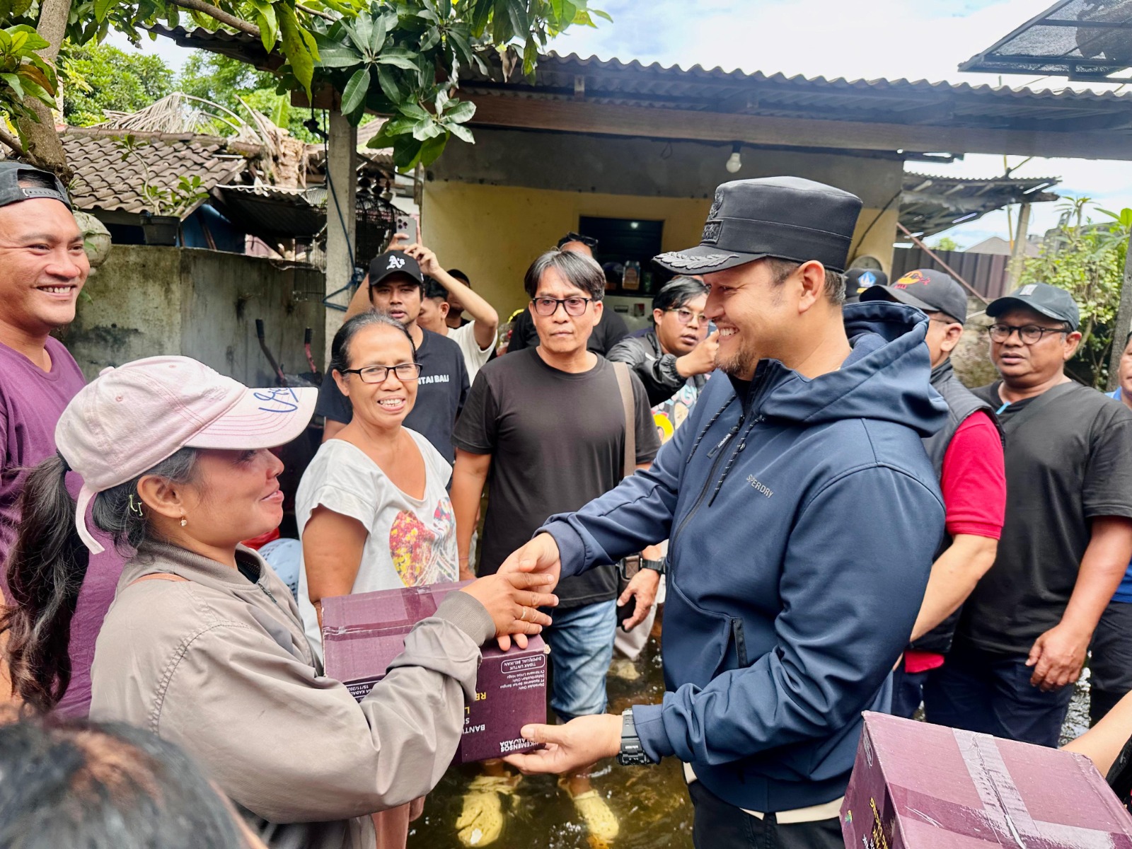 Wabup Bagus Alit Sucipta meninjau sejumlah titik banjir sekaligus menyerahkan bantuan di Kelurahan Kedonganan, Kecamatan Kuta, Jumat (27/2).