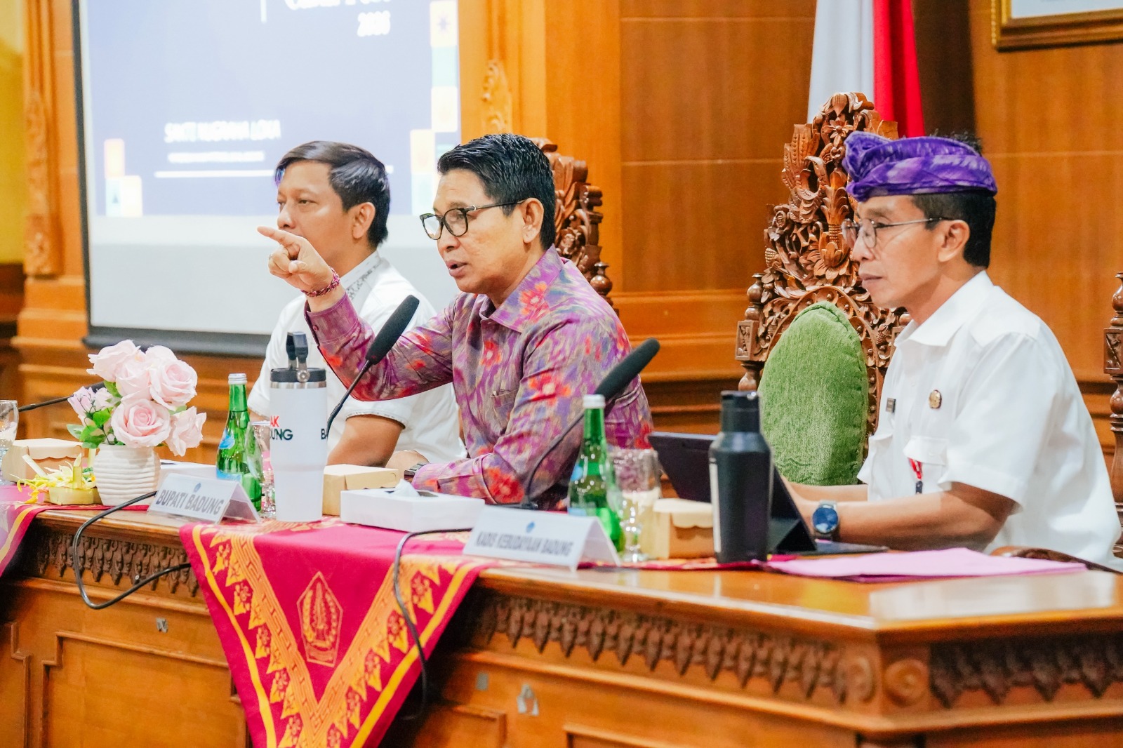 Bupati Adi Arnawa memberikan pengarahan strategis terkait persiapan pelaksanaan Badung Caka Fest 2026 di Ruang Kriya Gosana, Puspem Badung, Jumat (27/2),