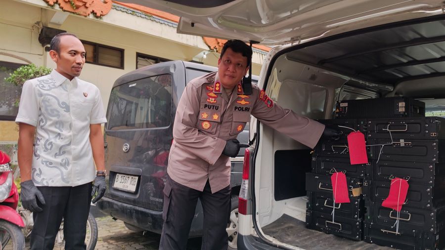 Kapolres Tabanan AKBP I Putu Bayu Pati menunjukan barang bukti baterai tower yang dicuri oleh sindikat pencurian baterai yang beraksi di empat kabupaten di Bali.