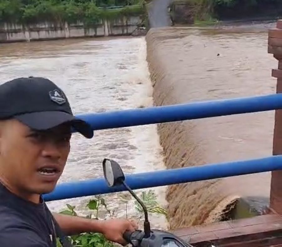 Luapan Tukad Unda membuat akses menuju wilayah Tangkas bagian timur Tukad Unda tersendat. 