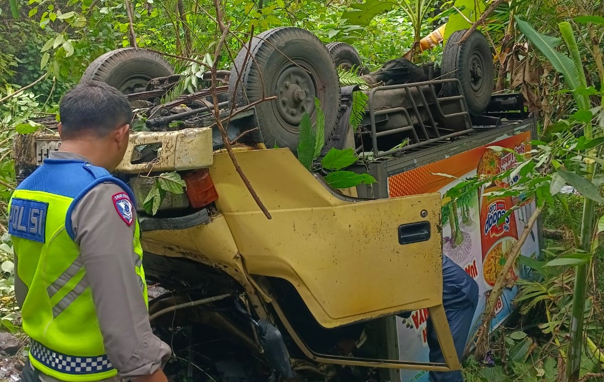 Polisi mendatangi TKP mobil masuk jurang di Desa Bungaya, Kecamatan Bebandem, Karangasem, Jumat (27/2/2026).