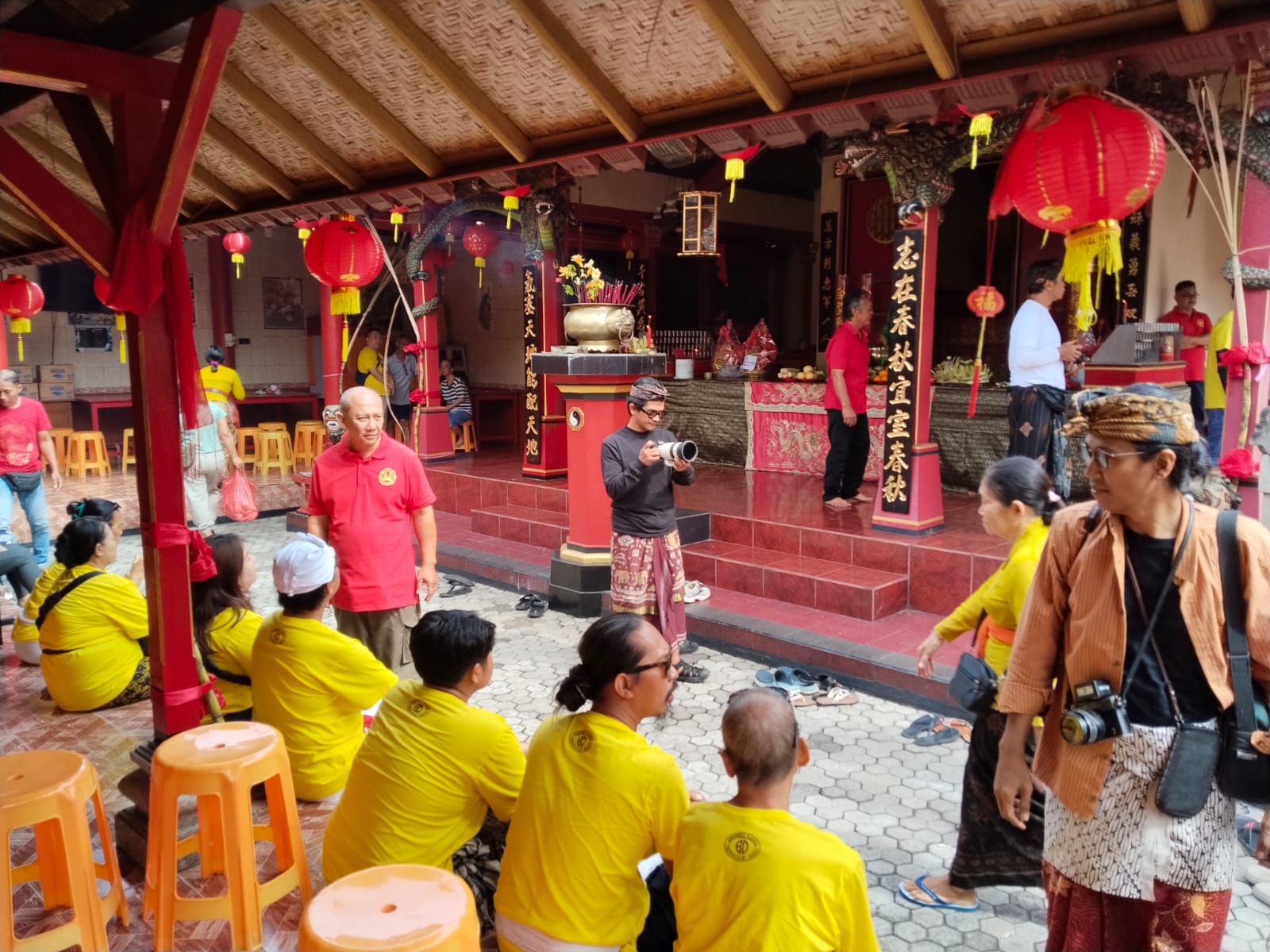 ROMBONGAN : Perjalanan suci rombongan sunarjagat di Konco Cong Po Kong Bio, Gianyar.