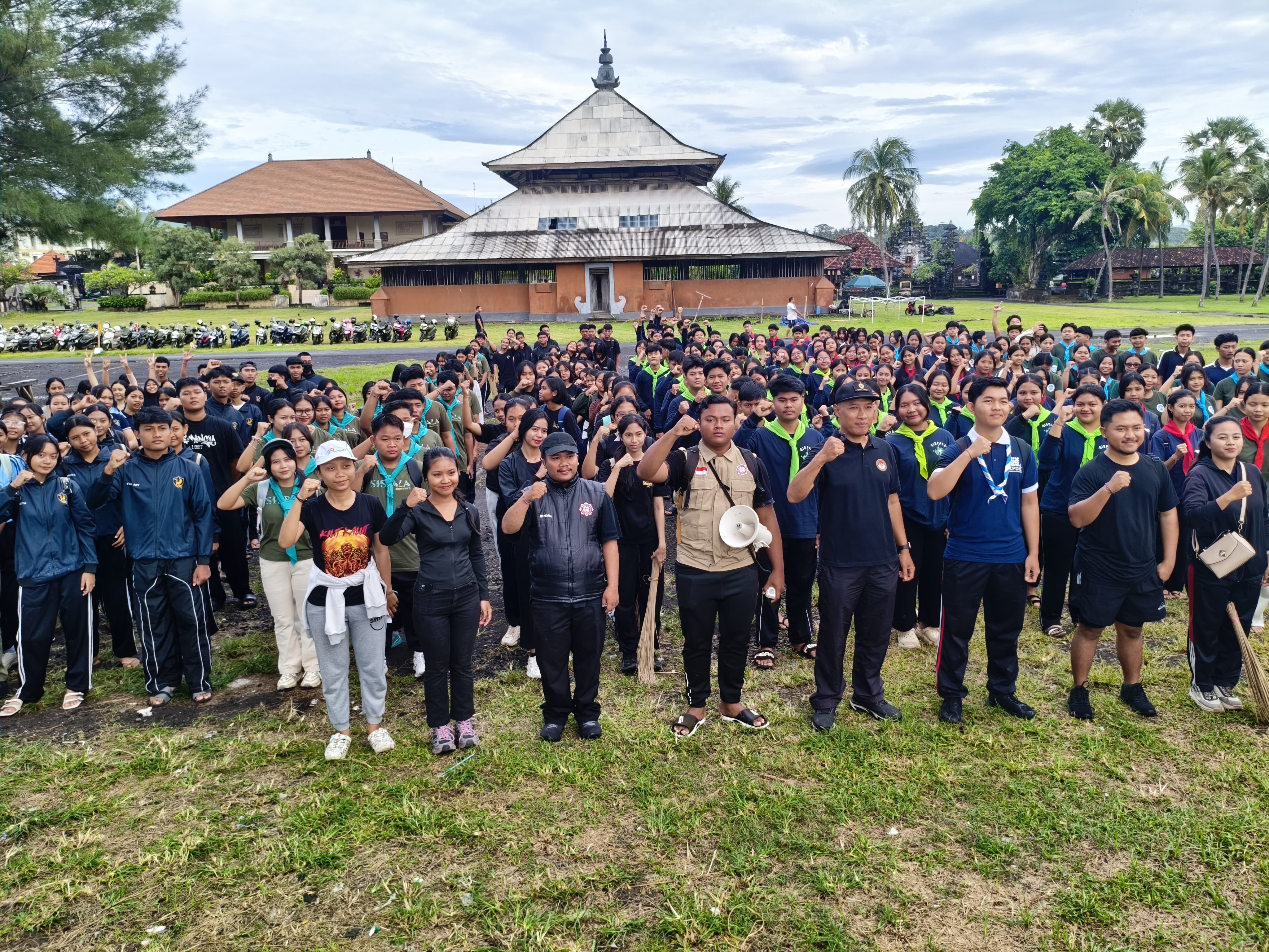 LINGKUNGAN : Kegiatan bersih-bersih lingkungan dilakukan oleh organisasi kepemudaan di Gianyar.&nbsp;