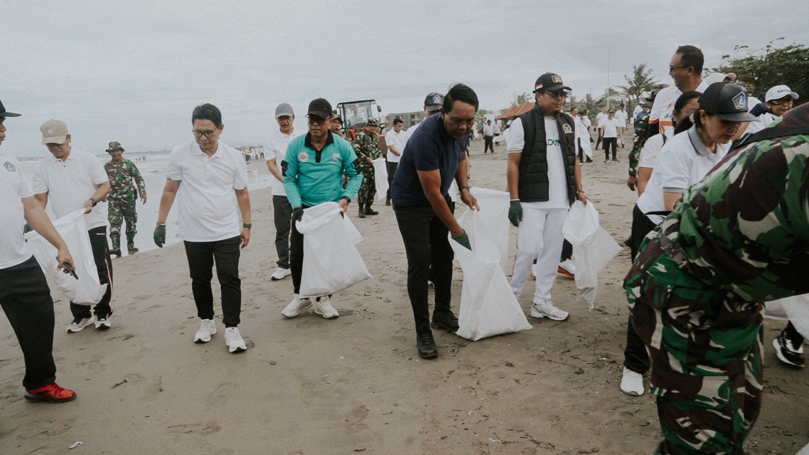 Bupati Adi Arnawa bersama Ketua DPRD Badung I Gusti Anom Gumanti memimpin langsung Gerakan Bali Bersih Sampah sekaligus penanaman pohon di area pesisir Pantai Petitenget , Minggu (1/3).