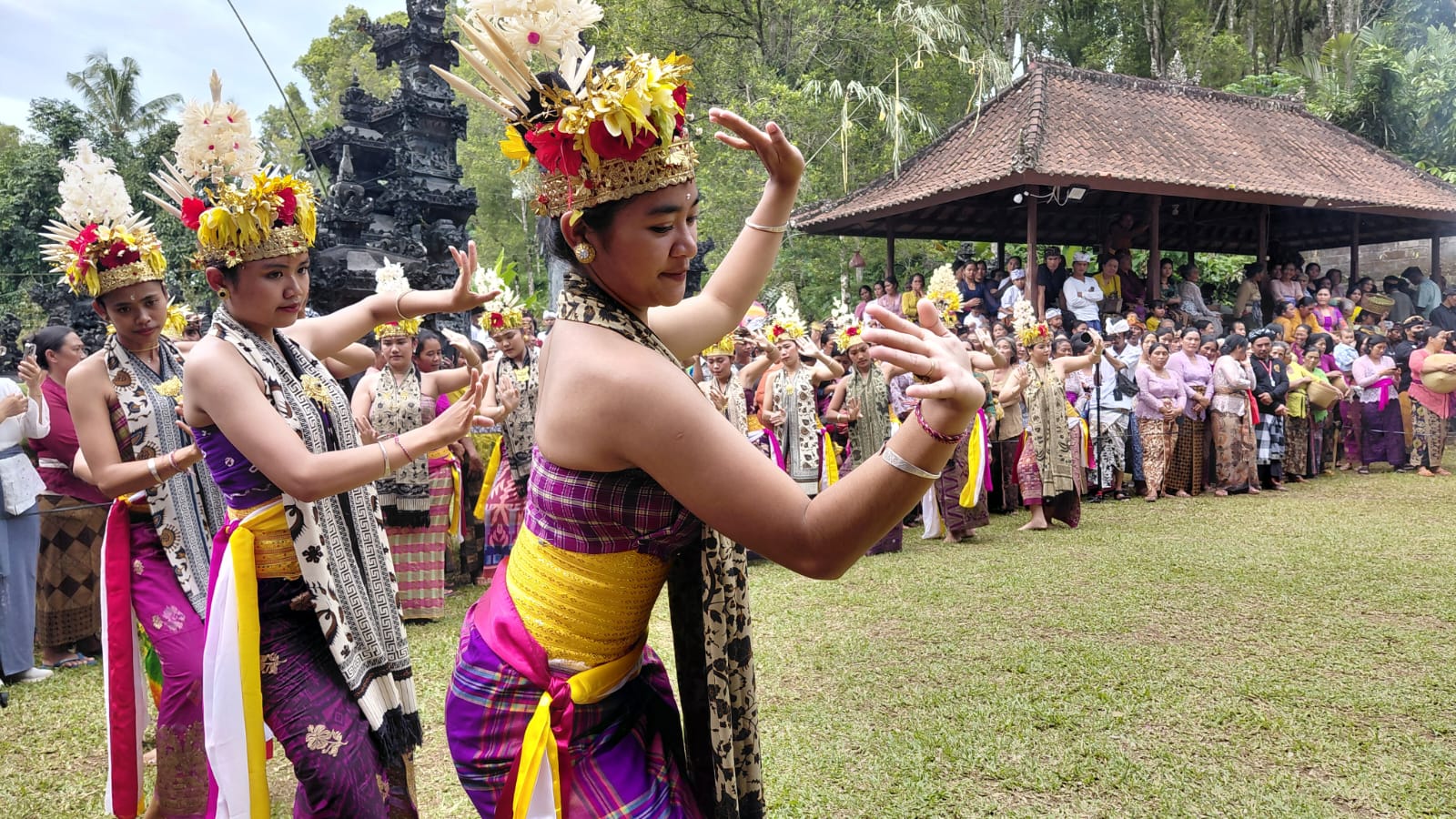 Para perempuan saat menari di acara Saba Ngelemekin di Pedawa