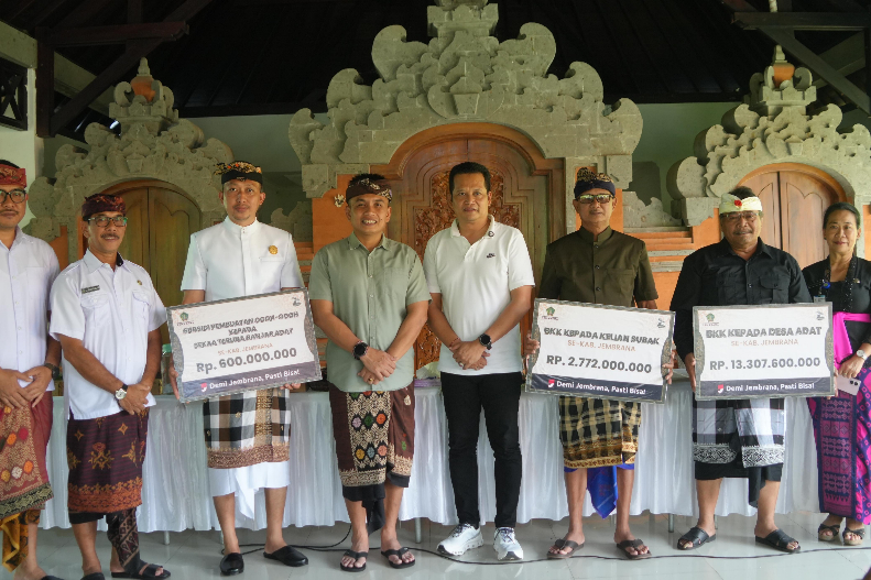 Penyerahan Bantuan Keuangan Khusus (BKK) Desa Adat, subsidi pembuatan ogoh-ogoh, serta insentif Kelian Subak di Wantilan Rumah Jabatan Bupati Jembrana, Jumat (27/2/2026).