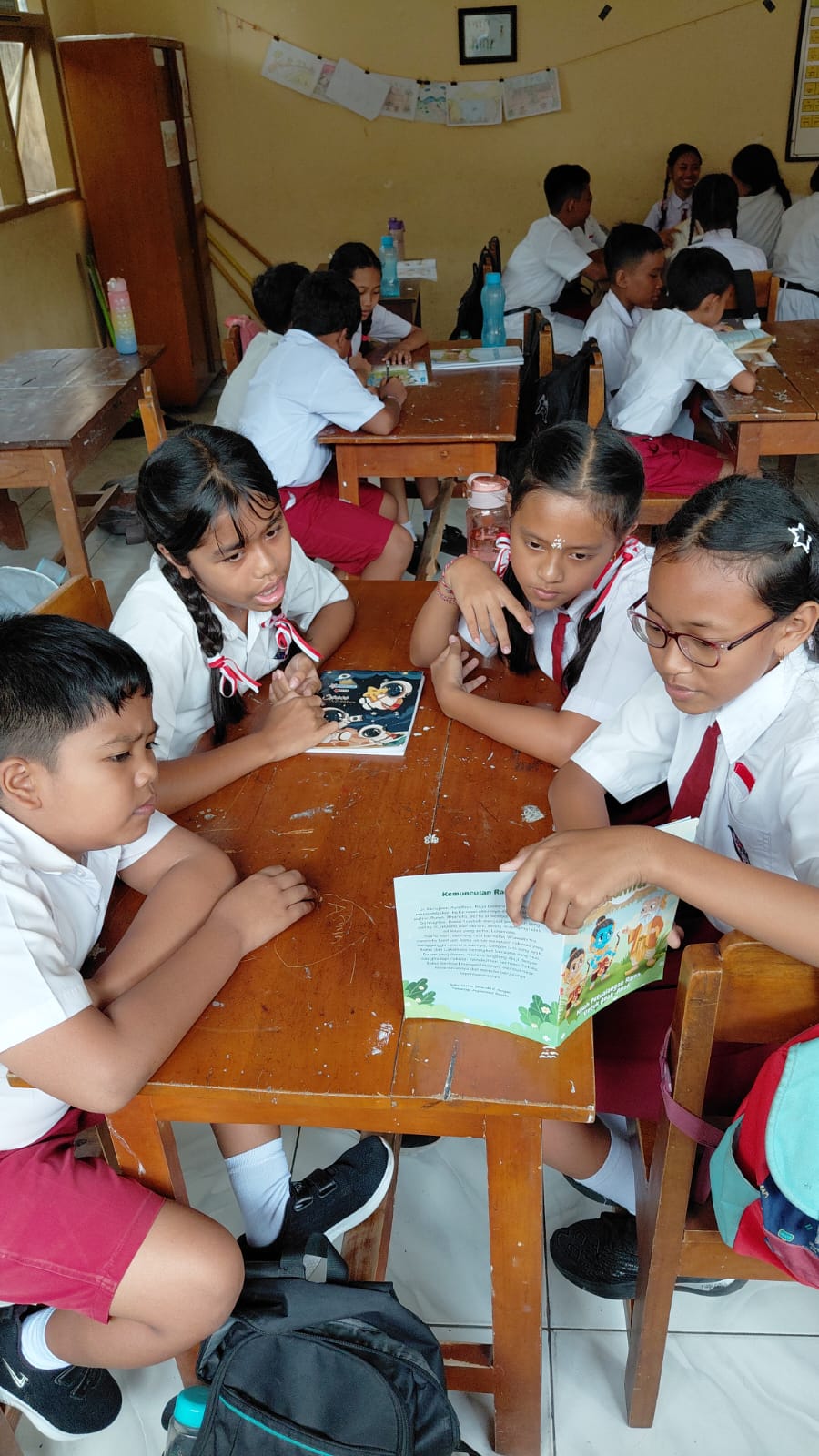 Siswa belajar Agama Hindu melalui sebuah buku