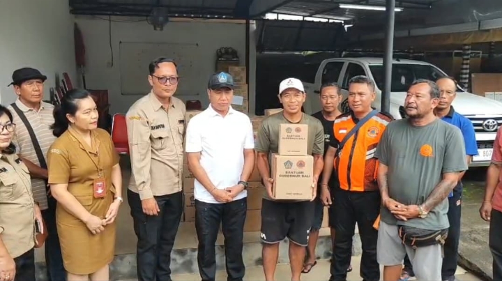 Penyerahan bantuan logistik kepada masyarakat yang terdampak banjir di Kecamatan Kuta dan Abiansemal, Senin (2/3).