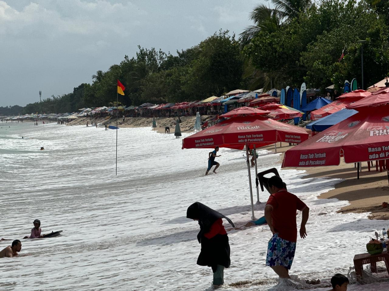Ketinggian gelombang laut yang sempat meningkat di Pantai Kuta.