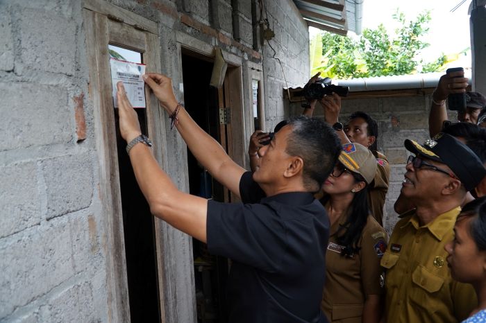 Penandaan rumah untuk verifikasi DTSEN penerima manfaat PKH di Buleleng