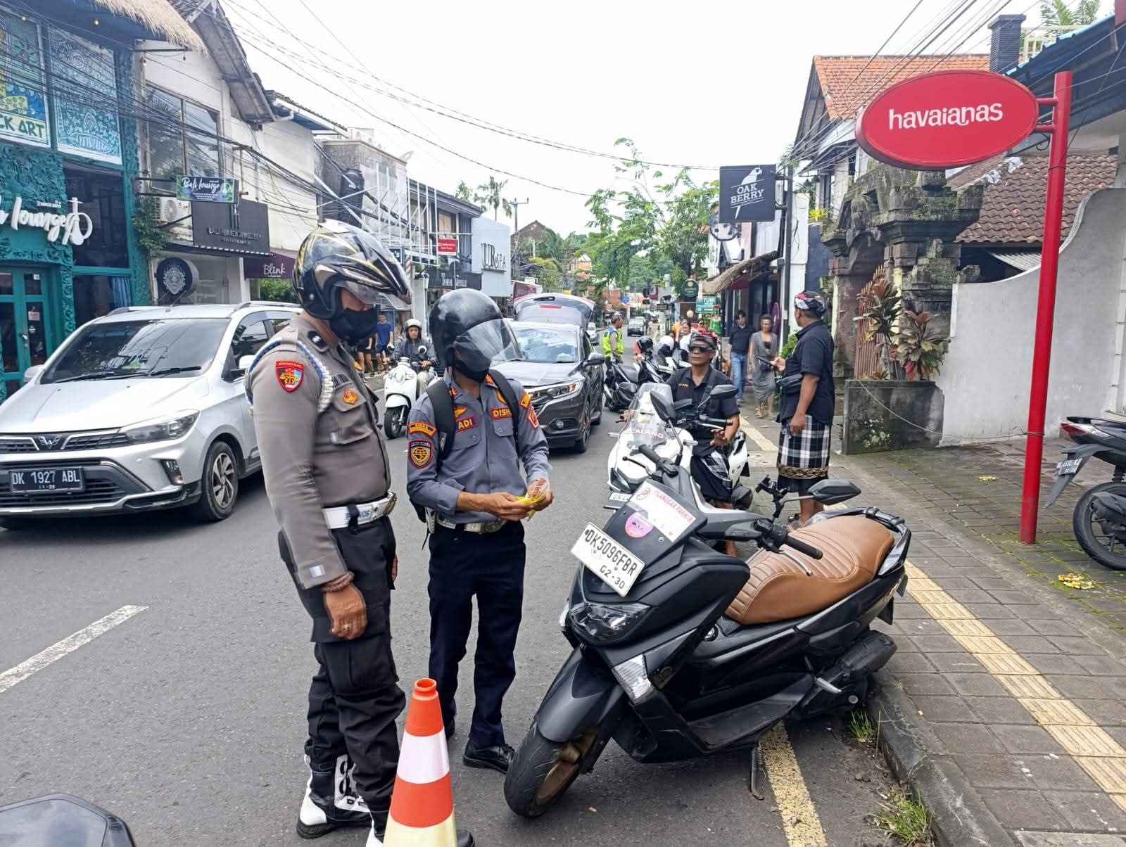 DITERTIBKAN : Penertiban parkir liar di ruas jalan strategis Ubud.