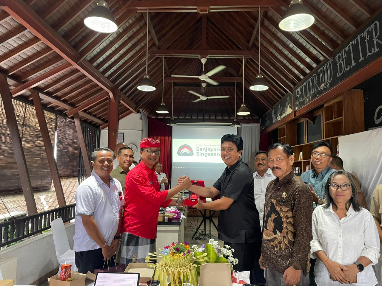 Rombongan Komisi III DPRD Klungkung ketika melakukan studi banding Perumda Sanjayaning Singasana Senin (2/3).