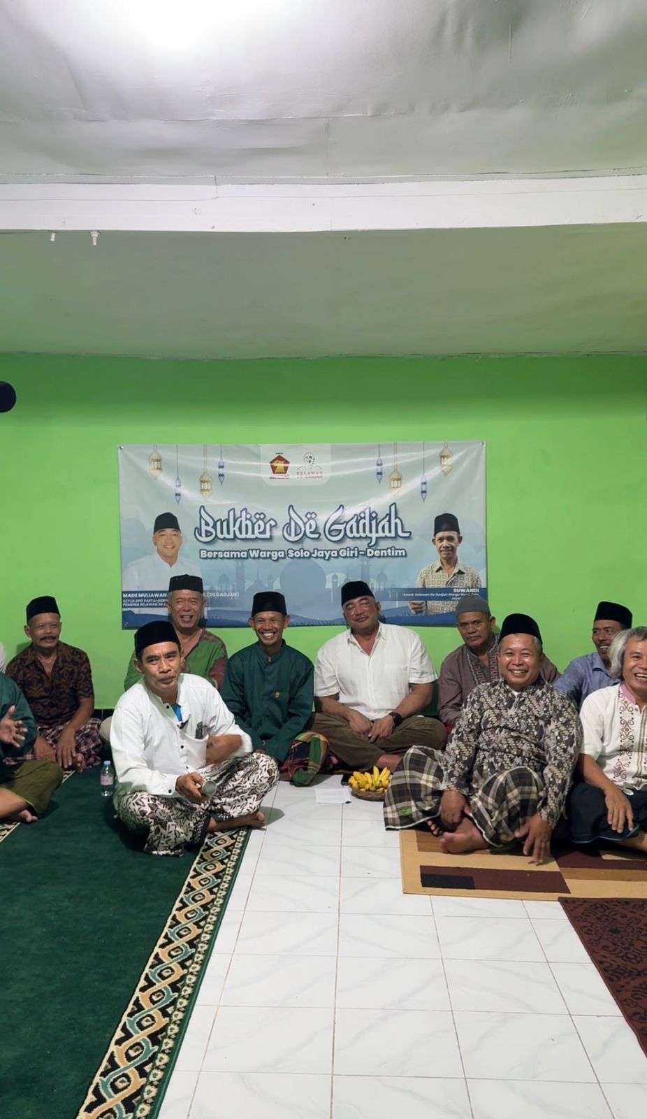 Ketua DPD Partai Gerindra Bali, Made Muliawan Arya, yang akrab disapa De Gadjah, menggelar buka puasa bersama warga Solo Jaya Giri, Denpasar Timur, Sabtu (28/2)