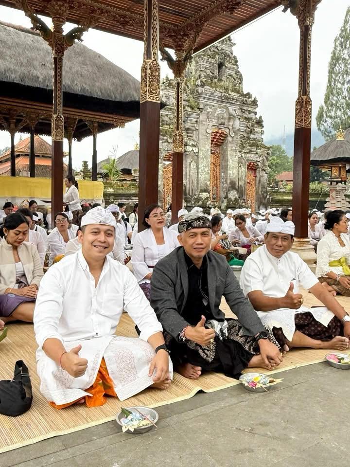 Rektor Unmas Denpasar, Prof. Dr. I Ketut Sukewati Lanang Putra Perbawa, S.H., M.Hum saat melakukan dharma yatra ke Pura Ulun Danu Beratan dan Buyan