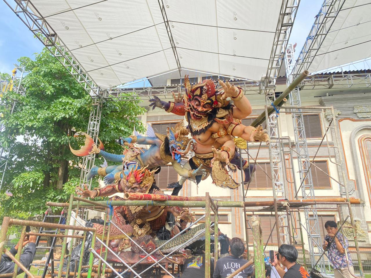 Ogoh-ogoh karya ST Bhuana Kusuma, Banjar Peken, Kelurahan Benoa, Kuta Selatan yang telah tiba di Puspem Badung, Selasa (3/3).