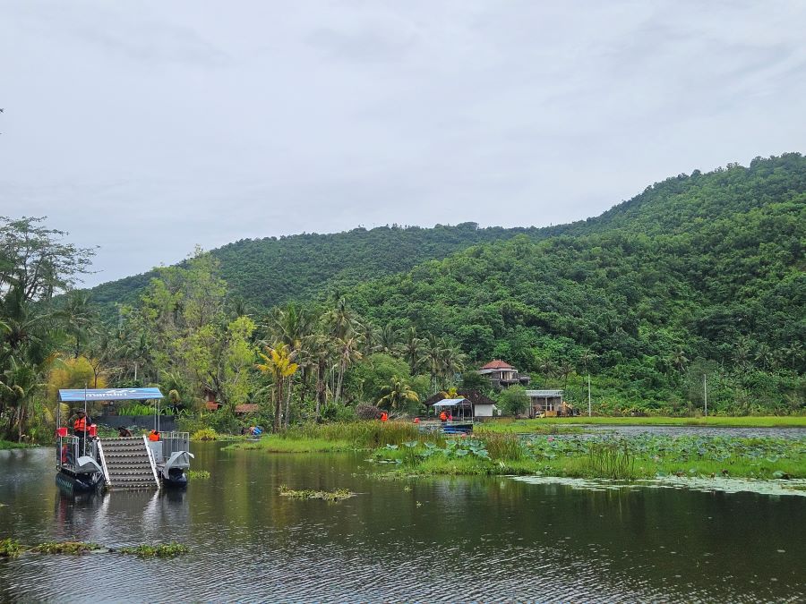 TNI turun tangan membersihkan Danau Yeh Malet di Kecamatan Manggis, Kabupaten Karangasem.