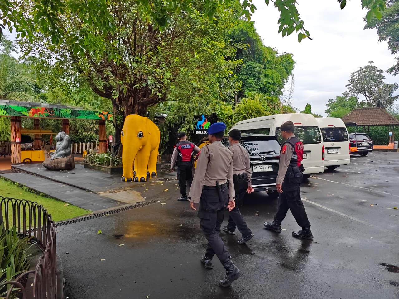PENGAMANAN : Satgas Preventif Polres Gianyar lakukan pengamanan objek wisata Bali Zoo.