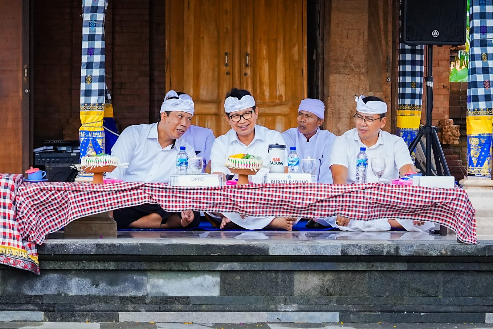 Bupati Adi Arnawa saat menghadiri upacara melaspas Pura Desa Kelod, Pura Penataran, Pura Pengulun Subak Tungkub Lanyahan Desa Kekeran, Kecamatan Mengwi, Badung, Selasa (3/3).