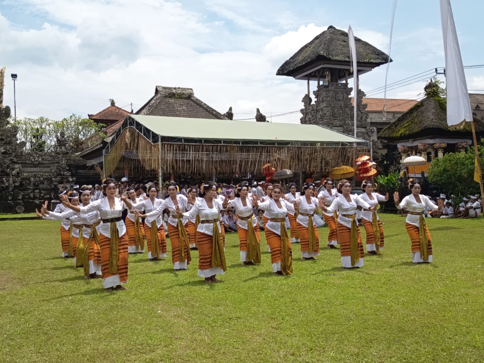 PUJAWALI : Prosesi pujawali di Pura Agung Gunung Raung, Taro, Tegallalang, Rabu (4/3). 