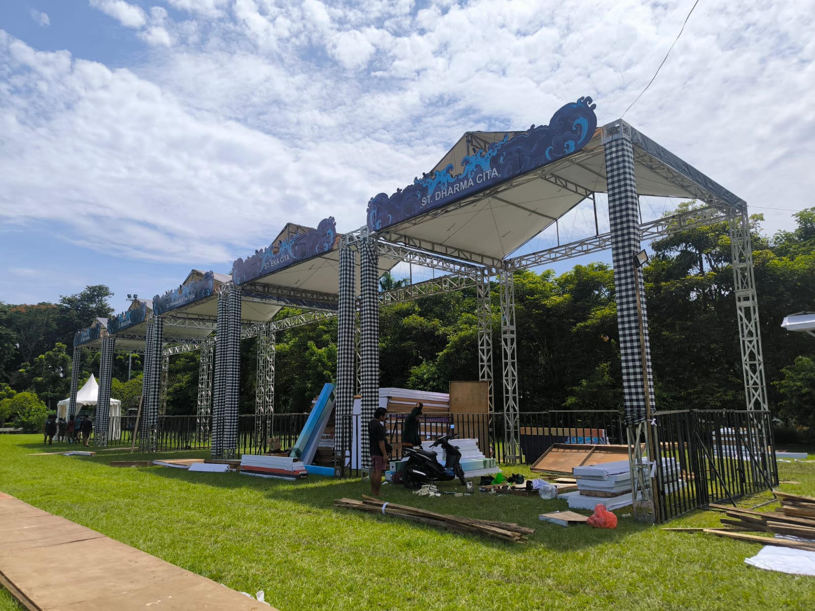 Persiapan pelaksanaan Kasanga Fest di Lapangan Puputan Badung, Rabu (4/3).