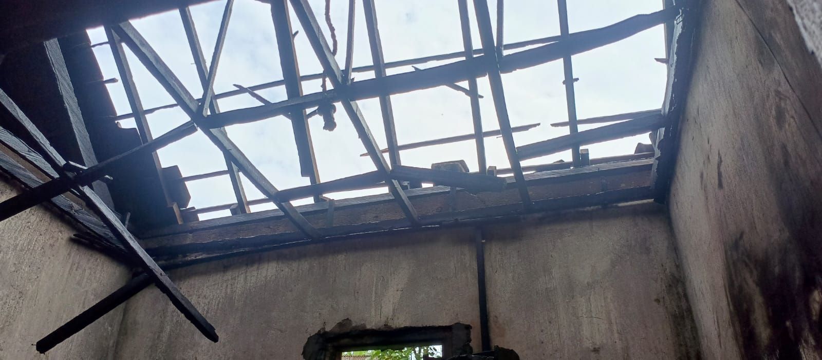 Bagian atas rumah warga di Desa Berangbang, Kecamatan Negara, Kabupaten Jembrana, hangus dilahap api, Selasa (3/3/2026).