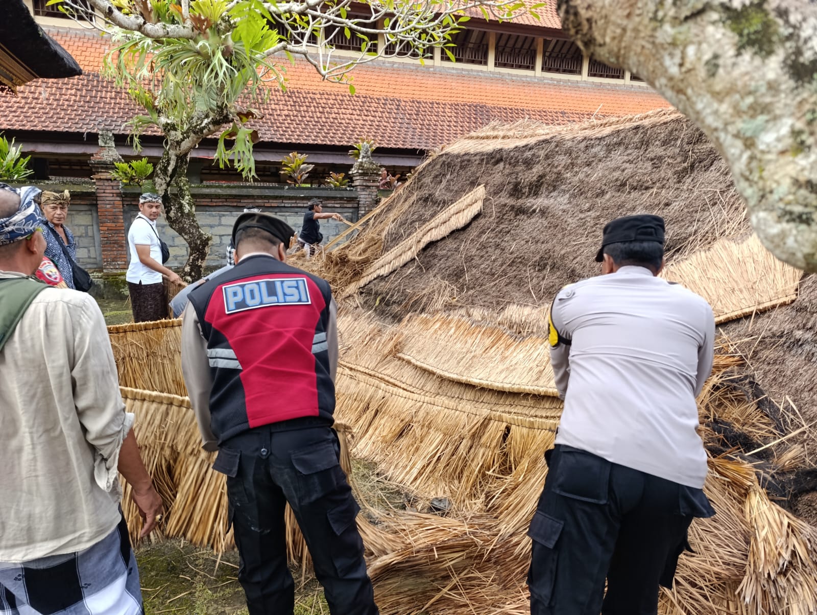 ROBOH : Bale Gong Pura Desa lan Puseh Nyuh Kuning Roboh.