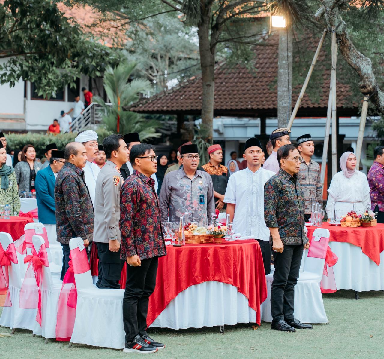 BUKA : Buka puasa bersama di Taman Maheswara, halaman belakang Kantor Bupati Gianyar.