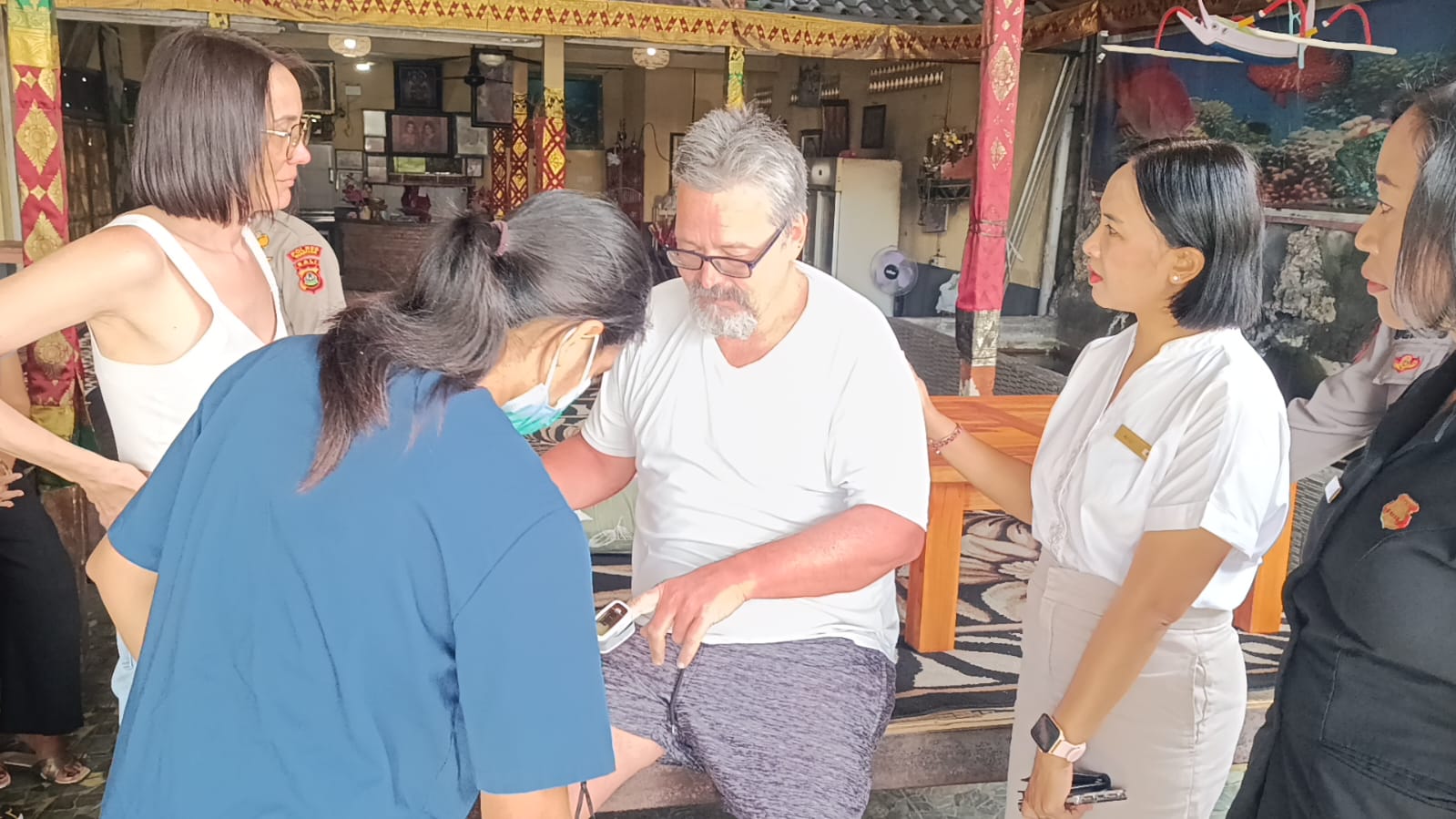 DIEVAKUASI : Personel Satpolairud Polres Gianyar menangani seorang WNA asal Rusia terombang-ambing di perairan Pantai Lebih.