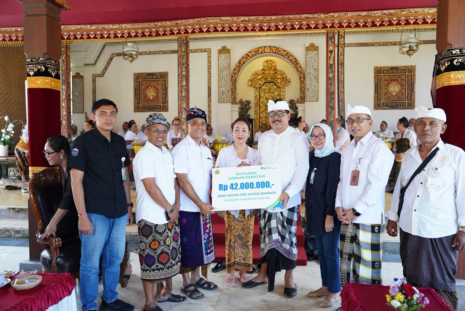 SANTUNAN : Penyerahan santunan BPJS Ketenagakerjaan di Puri Gianyar.