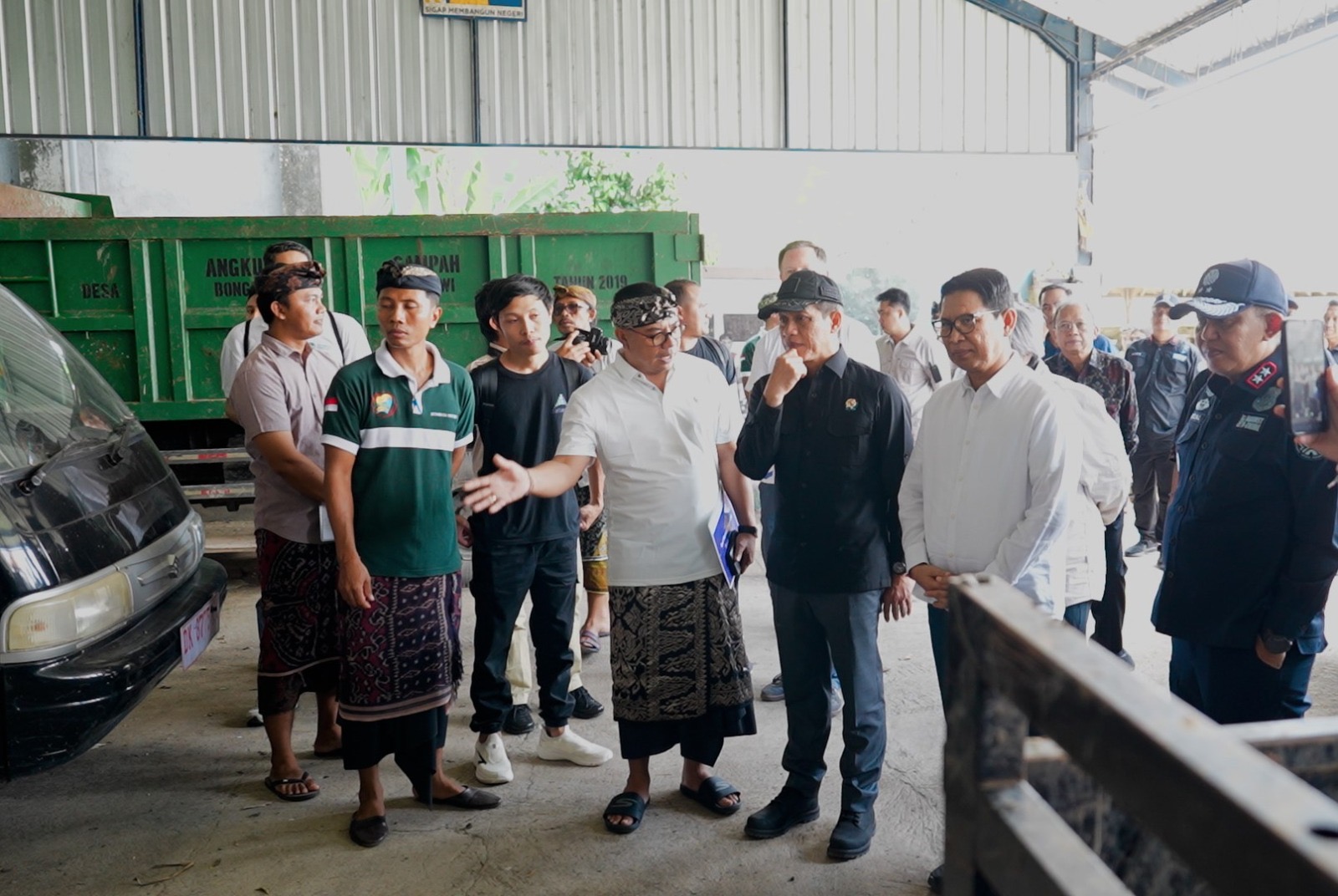 Bupati Adi Arnawa bersama Gubernur Wayan Koster saat mendampingi Menteri Lingkungan Hidup Hanif Faisol Nurofiq saat peninjauan pengelolaan sampah berbasis masyarakat di Kabupaten Badung, Kamis (5/3).